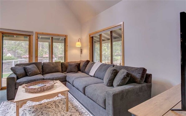 Living room - 2 Circle 4 Cabin (Bend)