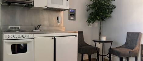 Réfrigérateur, micro-ondes, four, cafetière/bouilloire