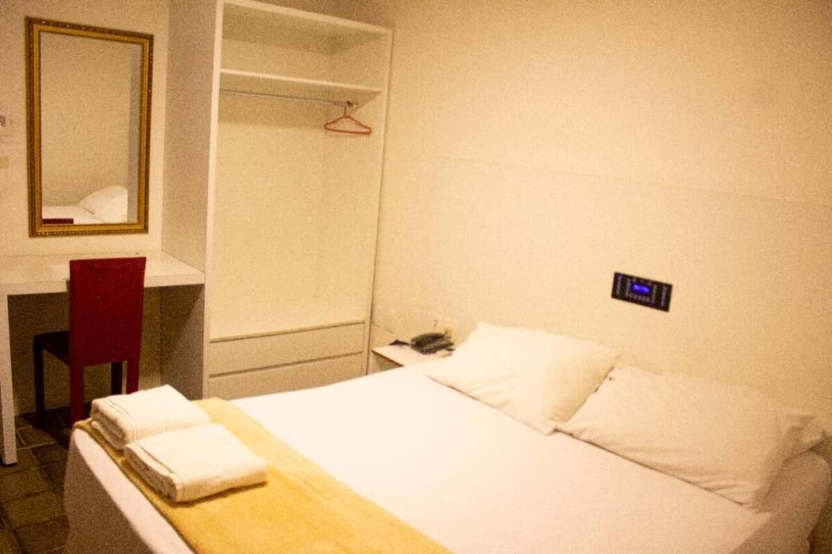 Kamar Double atau Twin Standar | Seprai antialergi, meja kerja, dan ruang kerja ramah laptop