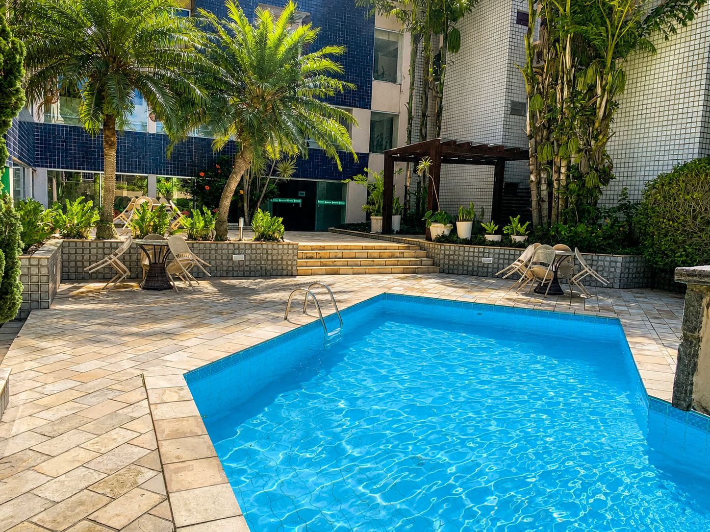 Piscina externa, funciona das 8h às 21h, guarda-sóis, espreguiçadeiras