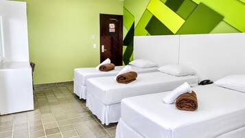 Quarto triplo luxo | Roupas de cama antialérgicas, escrivaninha