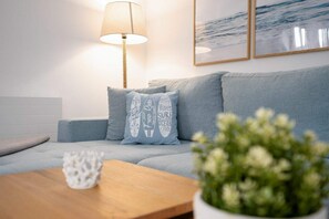 Fernseher, Bücher, Stereoanlage