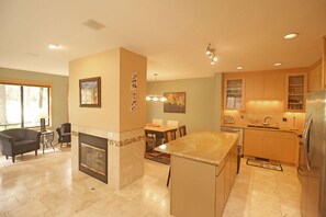 Interior - Eaglewood Condominium 8 (Bend)