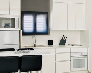 Kjøleskap, mikrobølgeovn, ovn og kokeplater