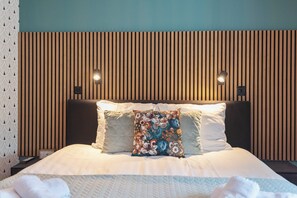 Planxa i posts de planxar, wifi i roba de llit