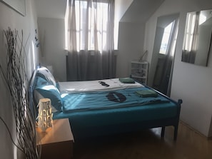 2 habitaciones, tabla de planchar con plancha, wifi y ropa de cama 