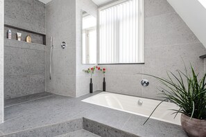 Bathtub, hair dryer, towels - Family Home Hendriks with parking (Zandvoort)
