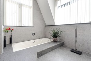 Baignoire, sèche-cheveux, serviettes fournies