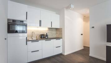 Kühlschrank, Mikrowelle, Ofen, Geschirrspüler