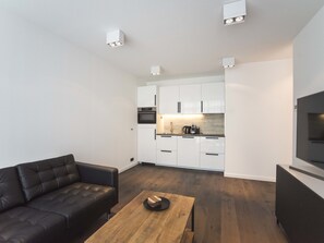 A modern apartment with a living area, a kitchen, and a dining space. - Sack-Time 4: Comfortable stay, top location (Zandvoort)