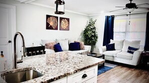 Smart TV, chimenea, libros