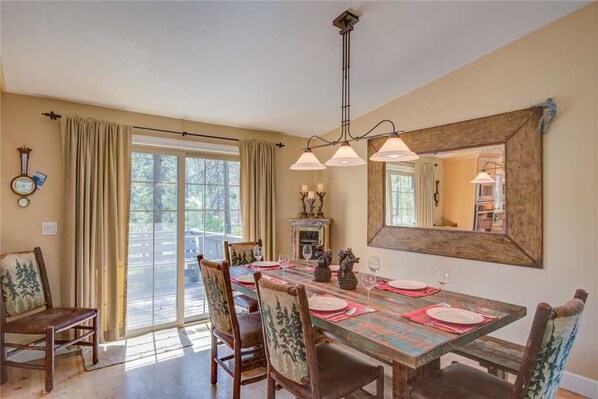 House, Multiple Beds, Hot Tub | Private kitchen | Fridge, microwave, oven, stovetop - 8 Blue Goose Lane (Bend)