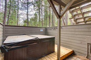 Outdoor spa tub - 8 Blue Goose Lane (Bend)