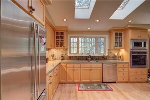 House, Multiple Beds, Hot Tub | Private kitchen | Fridge, microwave, oven, stovetop - 8 Blue Goose Lane (Bend)