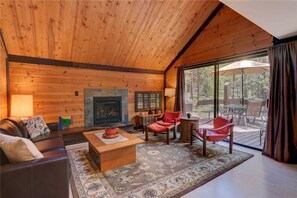 Ferienhaus, Mehrere Betten, Terrasse | Wohnzimmer | 42-Zoll-Fernseher mit Kabelempfang, Kamin, DVD-Player