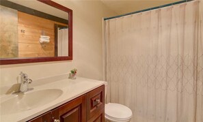 House, Multiple Beds, Patio | Bathroom