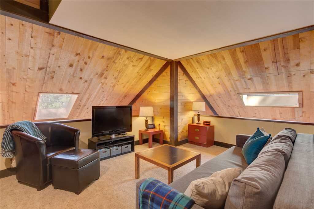 House, Multiple Beds, Patio | Living room | 42-inch TV with cable channels, fireplace, DVD player