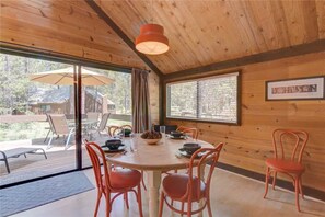 House, Multiple Beds, Patio | Private kitchen | Fridge, microwave, oven, stovetop - 14 Pole House (Bend)