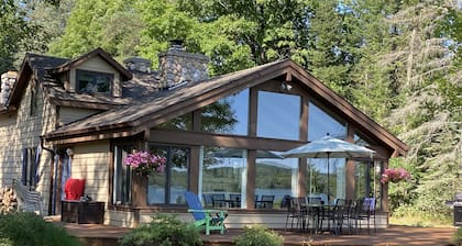 Northern Michigan Lakeside Family Retreat - sleeps 12