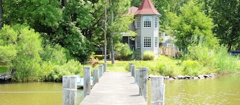 Serene Waterfront Cottage mit Dock und herrlichem Blick.