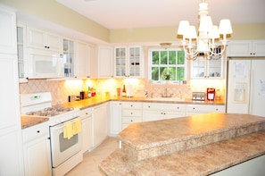 Jääkaappi, mikroaaltouuni, astianpesukone, kahvin-/teenkeitin