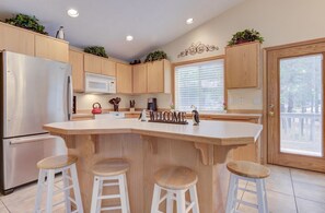 Villa, Multiple Beds, Hot Tub | Private kitchen | Fridge, microwave, oven, stovetop - Killdeer Lane 1 (Bend)