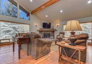 House, Multiple Beds, Kitchen, River View | Living room | 42-inch TV with cable channels, fireplace, DVD player - Merganser Drive 17211 (Bend)