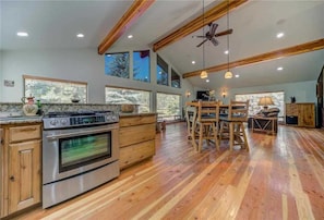 Casa, varias camas, cocina, vista al río | Cocina privada | Refrigerador, microondas, horno y parrilla de estufa