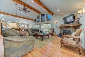 House, Multiple Beds, Kitchen, River View | Living room - Merganser Drive 17211 (Bend)