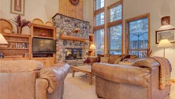 Cabin, Berbilang Katil, Hot Tub | Ruang tamu | 42 inci televisyen dengan kabel, pendiangan