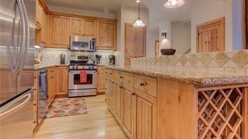 Cabin, Multiple Beds, Hot Tub | Private kitchen | Fridge, microwave, oven, stovetop