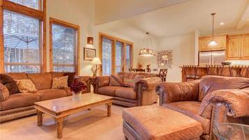 Cabin, Multiple Beds, Hot Tub | Living room | 42-inch TV with cable channels, fireplace