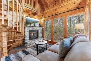 Una Smart TV, una chimenea, un futbolín