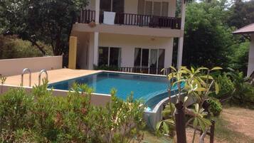 Una piscina al aire libre