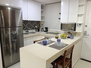 Kjøleskap, mikrobølgeovn, ovn og kokeplater