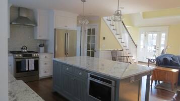 Rumah, Beberapa Tempat Tidur, kolam renang pribadi, pemandangan kolam renang | Dapur pribadi | Lemari es, microwave, oven, dan kompor