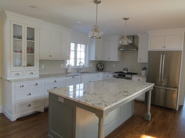 House, Multiple Beds, Private Pool, Pool View | Private kitchen | Fridge, microwave, oven, stovetop - 6 Crocker Rise - Four Bedroom House (Harwich)