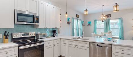 Jääkaappi, mikroaaltouuni, uuni, liesi