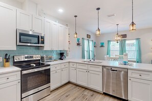 Frigorifero, microonde, forno, piano cottura