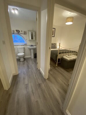 Appartement, salle de bains attenante | Intérieur