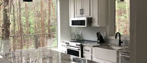 Een koelkast, een magnetron, een oven, een kookplaat