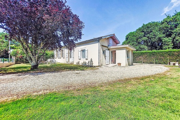 Maison, Zone Résidentielle, Domicile, Arbuste, Chalet, Toit, Biens, Jardin, Pelouse, Allée