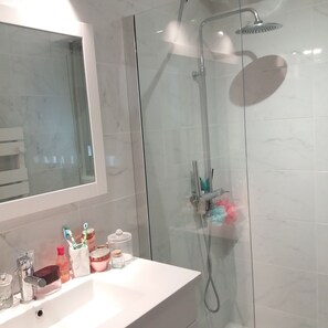 Haartrockner, Handtücher, Toilettenpapier