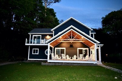 Huge Views of Lake Michigan - Beach/Town Just Steps Away
