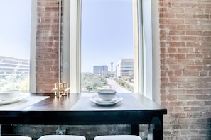 Panoramic Apartment, 2 Bedrooms, Ensuite, City View | In-room dining