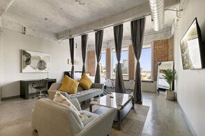 Departamento Elite, 2 habitaciones, vista a la ciudad, piso ejecutivo | Área de sala de estar | Smart TV de 55 pulgadas con canales digitales, televisión y Netflix