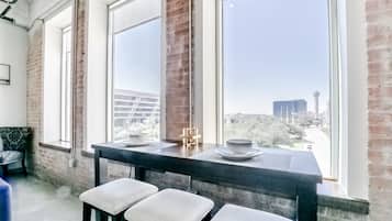 Panoramic Apartment, 2 Bedrooms, Ensuite, City View | In-room dining