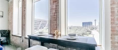 Panoramic Apartment, 2 Bedrooms, Ensuite, City View | In-room dining