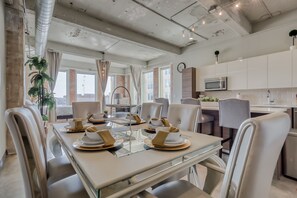 In-room dining - Luxury Downtown Dallas Stay by Amyfinehouse (Dallas)