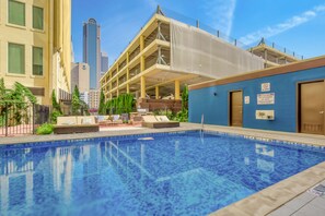 Outdoor pool, open 10:00 AM to 10:00 PM, free pool cabanas - Luxury Downtown Dallas Stay by Amyfinehouse (Dallas)